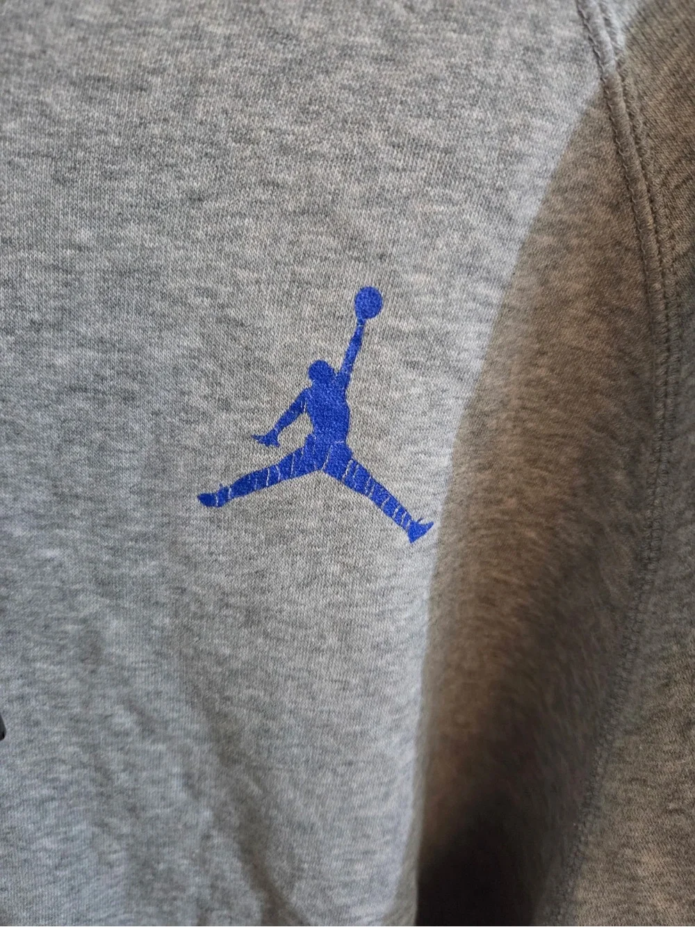 Nike Air Jordan Sweatshirt Men’s XXL has fading and graphic cracking